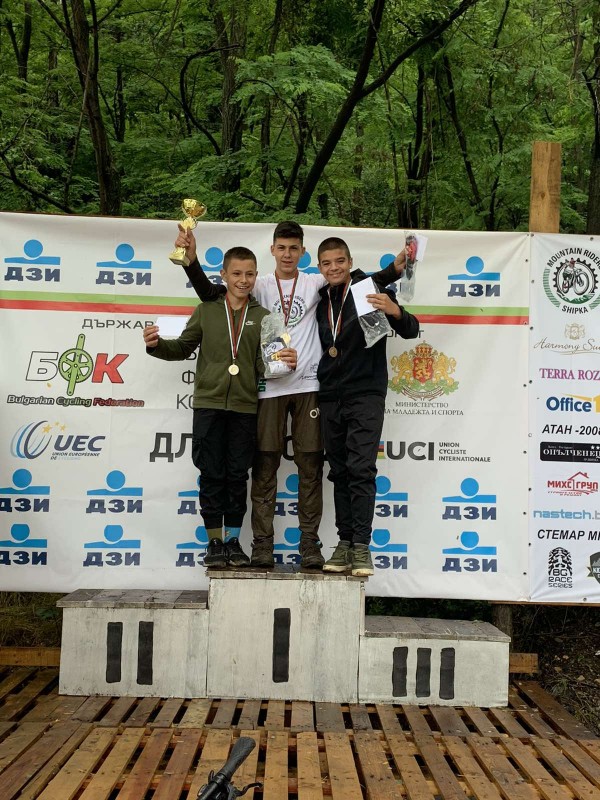 Въпреки проливния дъжд, 74 планински колоездачи се бориха за “Купа Шипка“ 