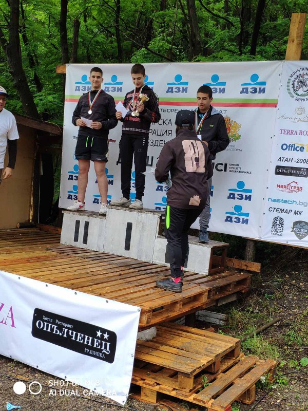 Въпреки проливния дъжд, 74 планински колоездачи се бориха за “Купа Шипка“ 