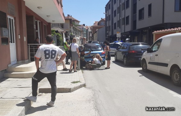 Шофьор блъсна възрастен пешеходец при маневра назад