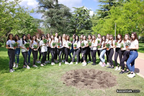 Участничка в конкурса Царица Роза 2022 посвети стих на Казанлък