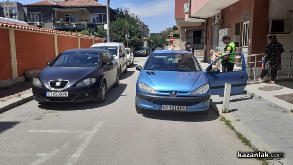 Шофьор блъсна възрастен пешеходец при маневра назад