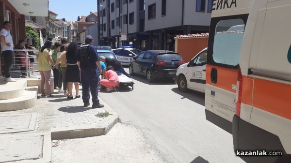 Шофьор блъсна възрастен пешеходец при маневра назад