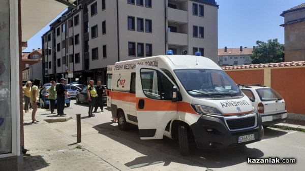 Шофьор блъсна възрастен пешеходец при маневра назад