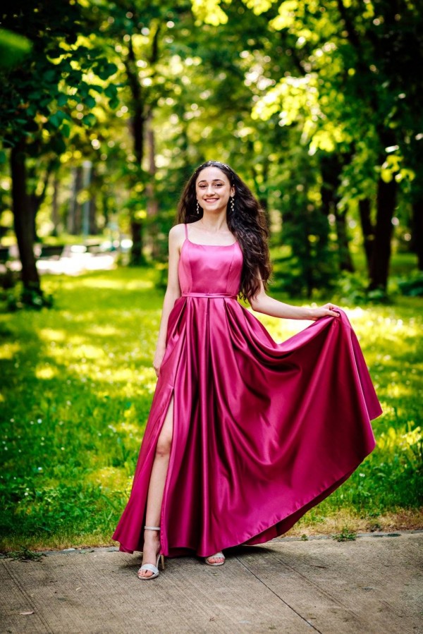 Участничка в конкурса Царица Роза 2022 посвети стих на Казанлък