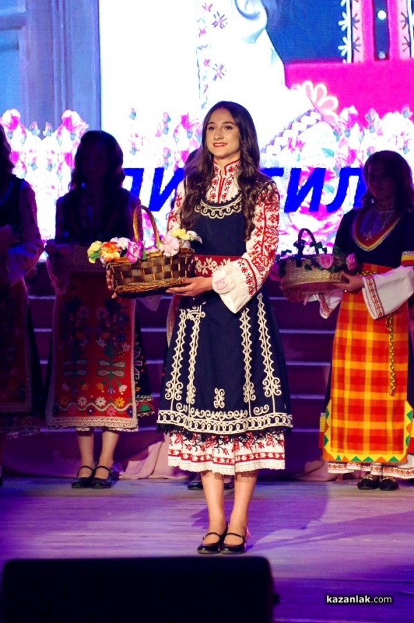 Участничка в конкурса Царица Роза 2022 посвети стих на Казанлък