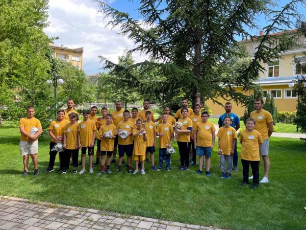 ОУ “Георги Кирков“ бе домакин на проект „Мобилбокс - футболна и здравословна академия“