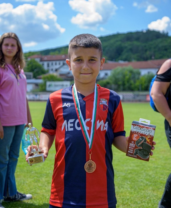 Футболистите от набор 2013/14  се завърнаха с медали и купа от турнира в Дряново 