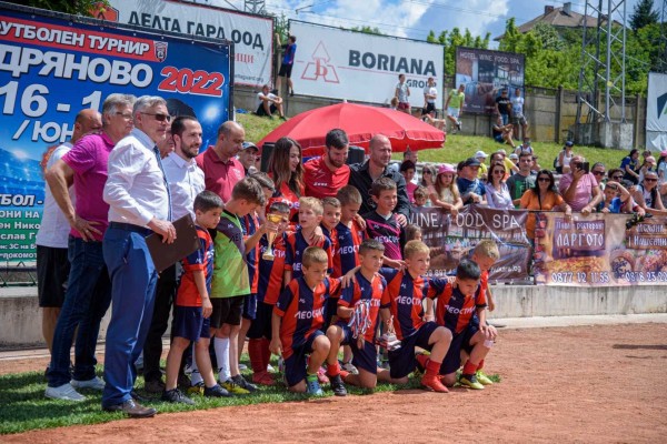 Футболистите от набор 2013/14  се завърнаха с медали и купа от турнира в Дряново 