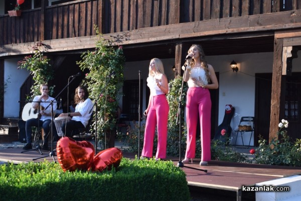 Музика и стихове за любов звучаха пред казанлъшката публика 