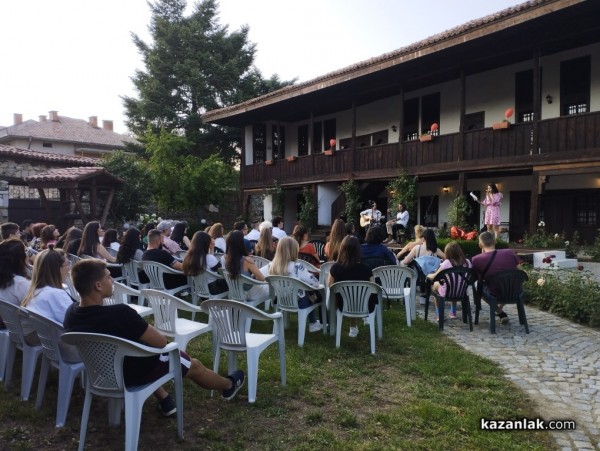 Музика и стихове за любов звучаха пред казанлъшката публика 