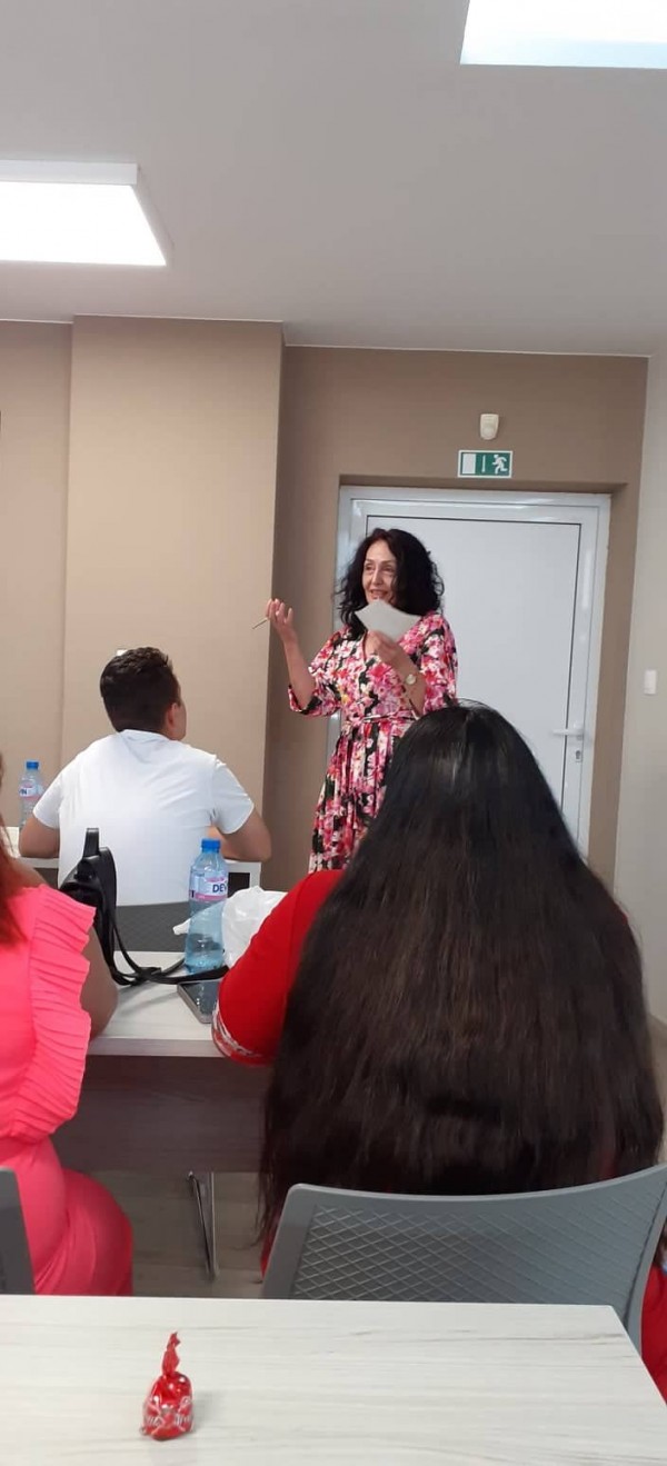 Иновативен урок на тема “Празници в Казанлъшката котловина“ представиха в ПГЛПТ 