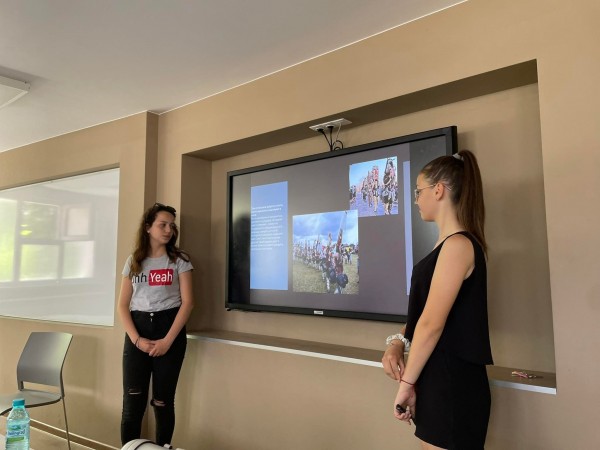 Иновативен урок на тема “Празници в Казанлъшката котловина“ представиха в ПГЛПТ 