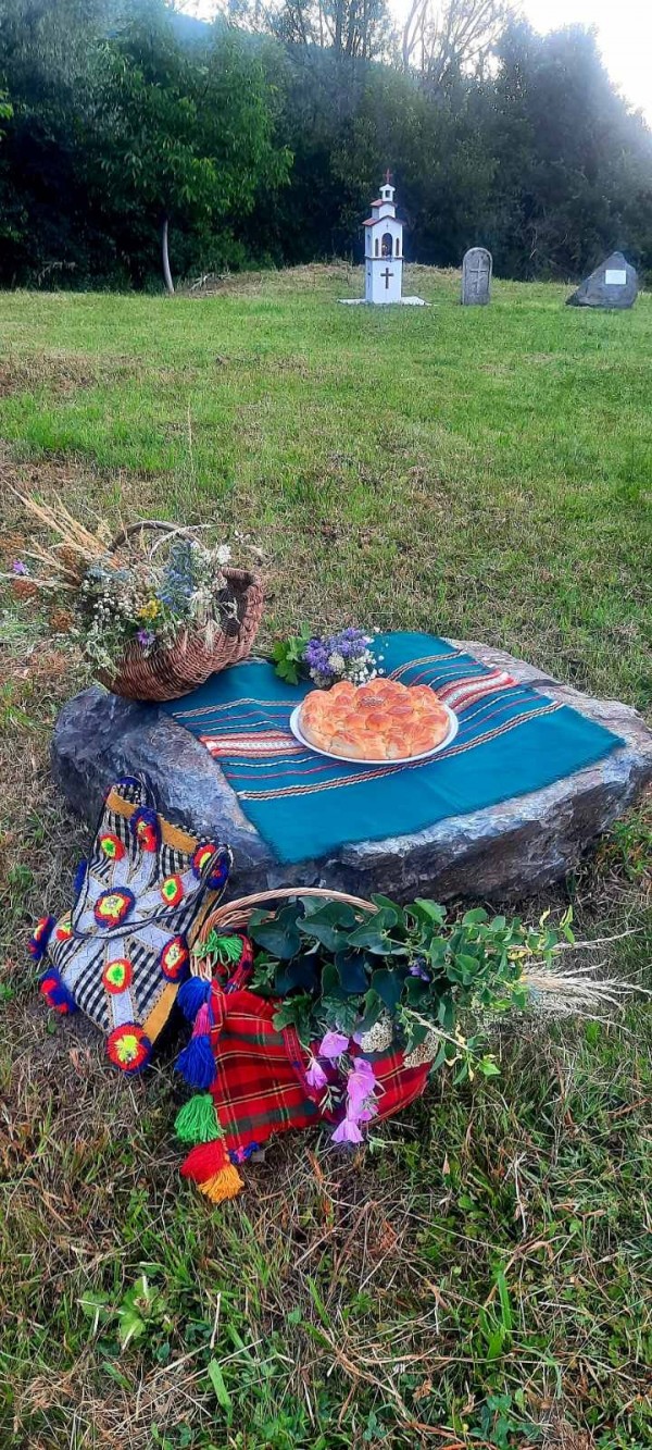 Денят на лековитите билки: Шипка празнува Еньовден