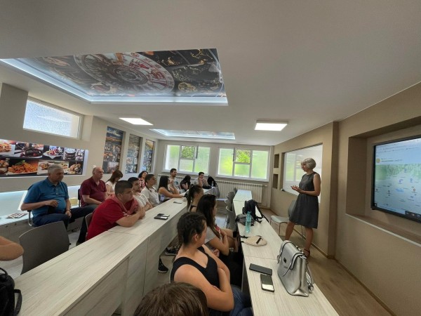 Иновативен урок на тема “Празници в Казанлъшката котловина“ представиха в ПГЛПТ 