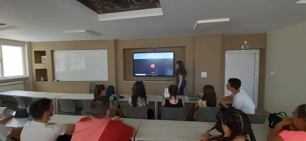 Иновативен урок на тема “Празници в Казанлъшката котловина“ представиха в ПГЛПТ 