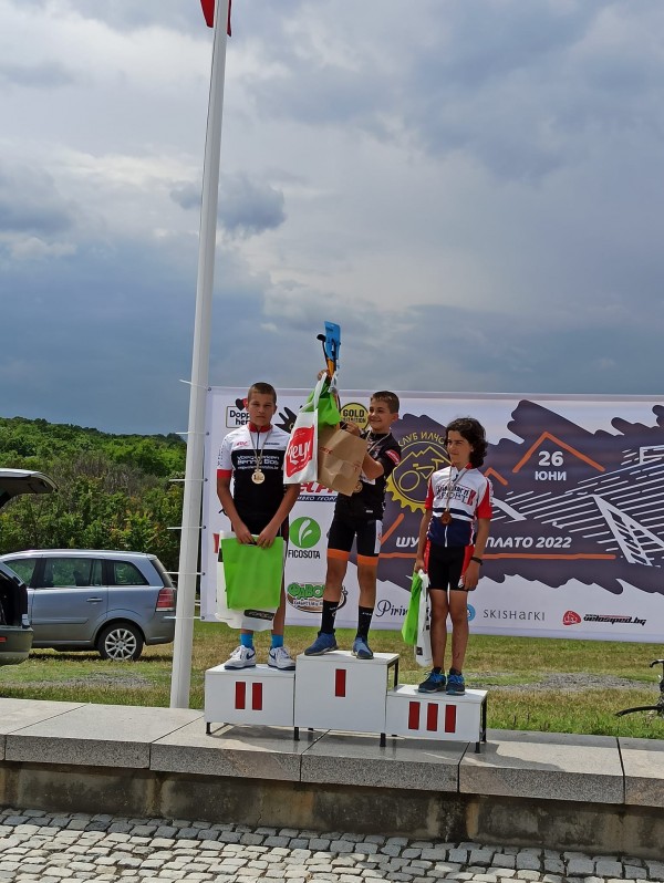 Лястовиците се върнаха с медали от две състезания