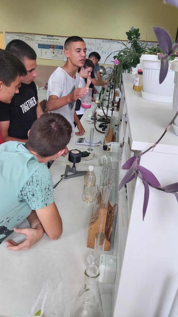 Деветокласници в Механото приготвиха сапун с розова вода