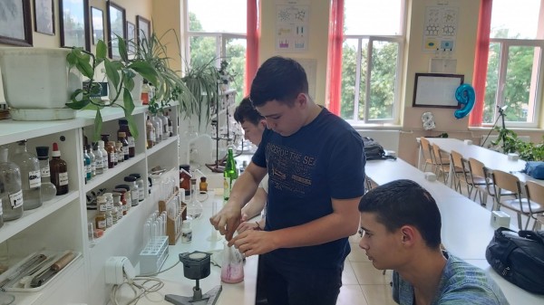 Деветокласници в Механото приготвиха сапун с розова вода