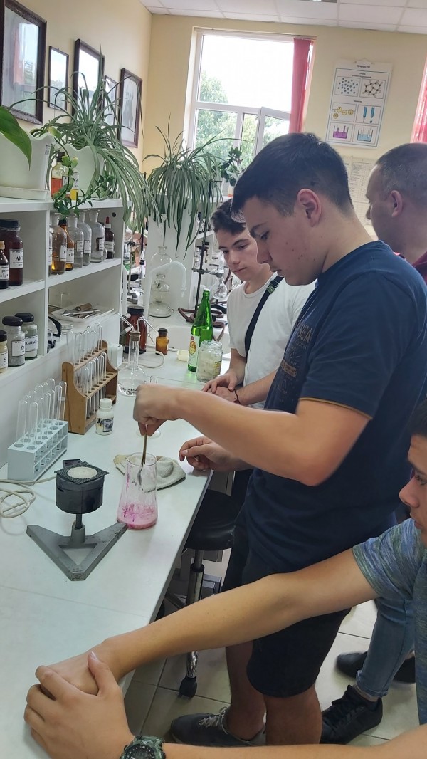 Деветокласници в Механото приготвиха сапун с розова вода