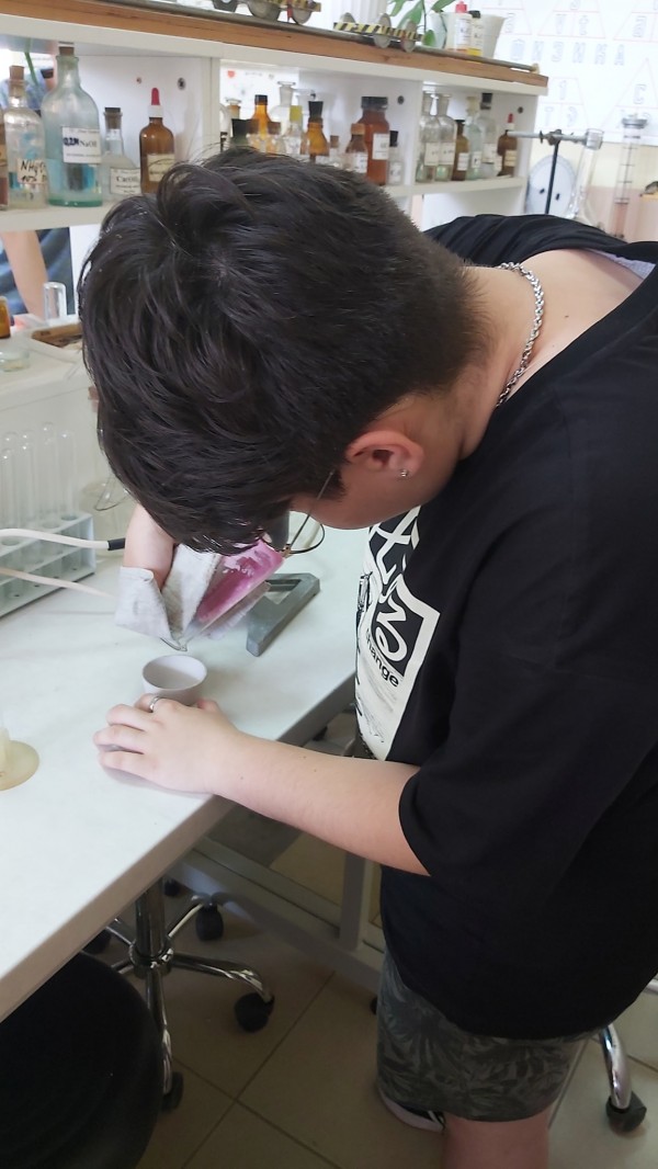 Деветокласници в Механото приготвиха сапун с розова вода