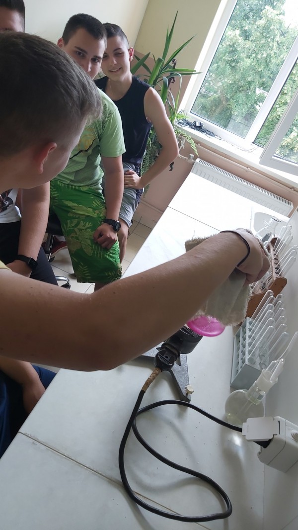 Деветокласници в Механото приготвиха сапун с розова вода