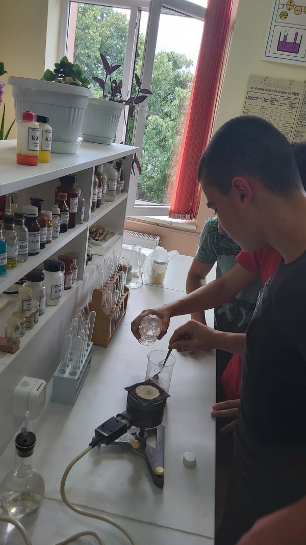 Деветокласници в Механото приготвиха сапун с розова вода