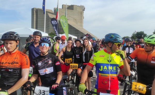 Лястовиците се върнаха с медали от две състезания