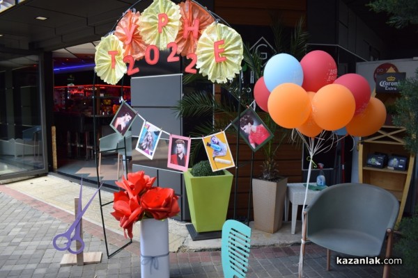 Финалът на “Турне на красотата 2022“ разхубави казанлъчани докато пиеха обедното си кафе