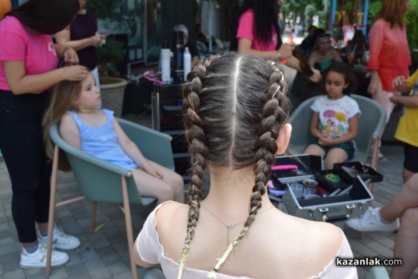 Финалът на “Турне на красотата 2022“ разхубави казанлъчани докато пиеха обедното си кафе