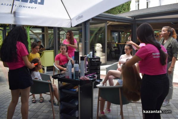 Финалът на “Турне на красотата 2022“ разхубави казанлъчани докато пиеха обедното си кафе