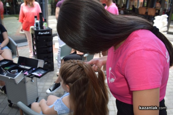 Финалът на “Турне на красотата 2022“ разхубави казанлъчани докато пиеха обедното си кафе