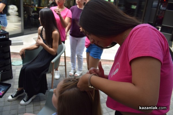 Финалът на “Турне на красотата 2022“ разхубави казанлъчани докато пиеха обедното си кафе