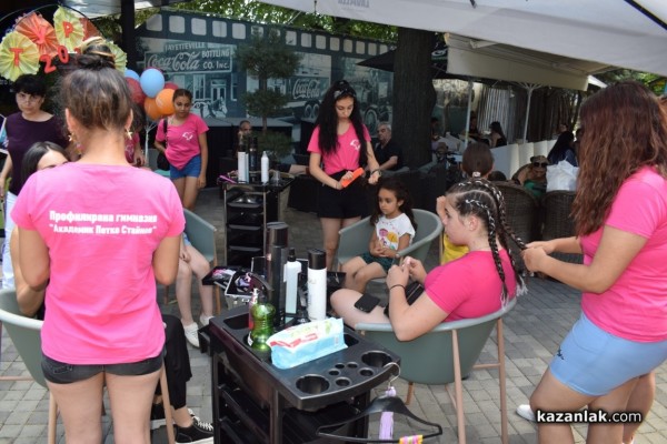 Финалът на “Турне на красотата 2022“ разхубави казанлъчани докато пиеха обедното си кафе