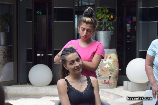 Финалът на “Турне на красотата 2022“ разхубави казанлъчани докато пиеха обедното си кафе