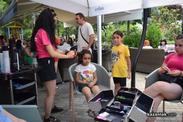 Финалът на “Турне на красотата 2022“ разхубави казанлъчани докато пиеха обедното си кафе