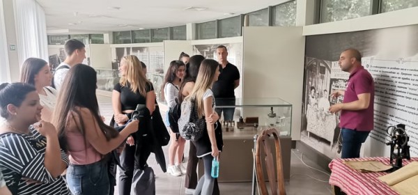 Ученици от ПХГ “Св. Св. Кирил и Методий“ учиха за розопроизводството в Долината