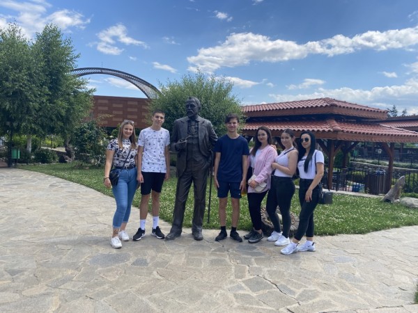 Ученици от ПХГ “Св. Св. Кирил и Методий“ учиха за розопроизводството в Долината