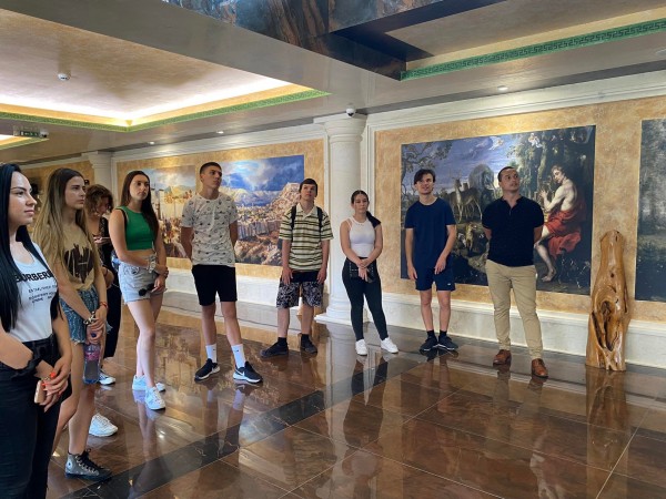 Ученици от ПХГ “Св. Св. Кирил и Методий“ учиха за розопроизводството в Долината