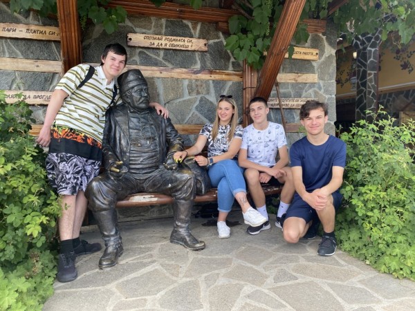 Ученици от ПХГ “Св. Св. Кирил и Методий“ учиха за розопроизводството в Долината