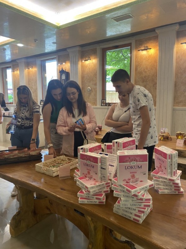 Ученици от ПХГ “Св. Св. Кирил и Методий“ учиха за розопроизводството в Долината