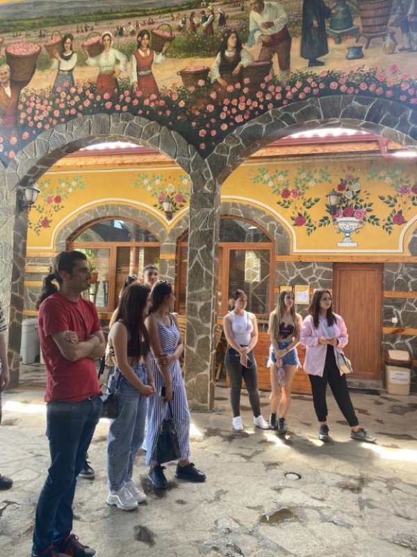 Ученици от ПХГ “Св. Св. Кирил и Методий“ учиха за розопроизводството в Долината