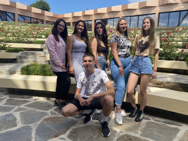 Ученици от ПХГ “Св. Св. Кирил и Методий“ учиха за розопроизводството в Долината