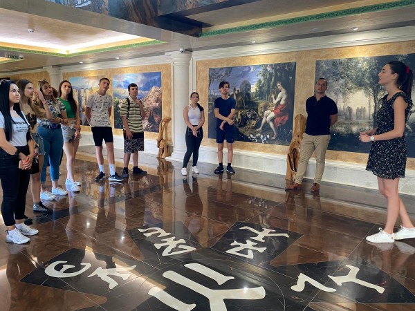 Ученици от ПХГ “Св. Св. Кирил и Методий“ учиха за розопроизводството в Долината