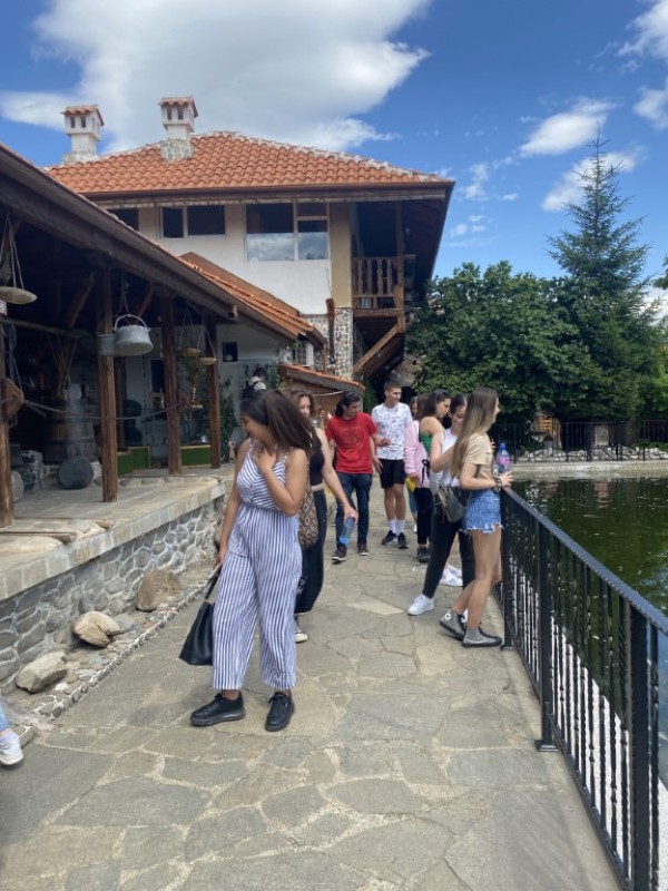 Ученици от ПХГ “Св. Св. Кирил и Методий“ учиха за розопроизводството в Долината