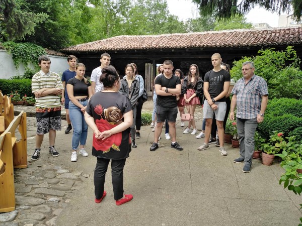 Ученици от ПХГ “Св. Св. Кирил и Методий“ учиха за розопроизводството в Долината