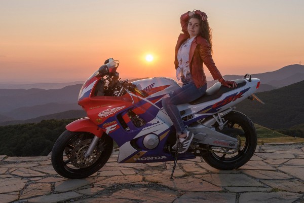 За шеста поредна година фотографи посрещнаха Джулая на Паметника на свободата