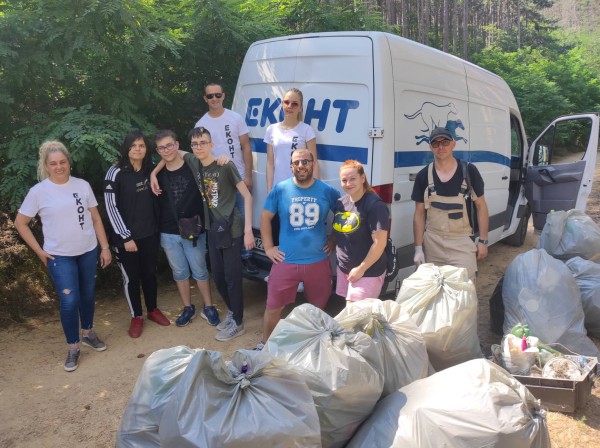 Доброволци събраха над 70 чувала боклук край язовира