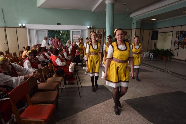 15 певчески и танцови състава се включиха в първия Национален фестивал „Тракия пее и танцува”