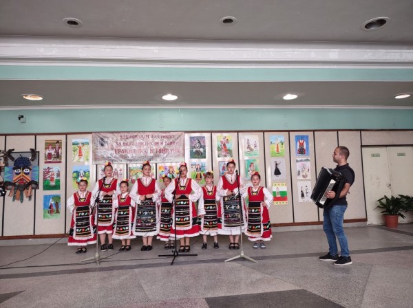 15 певчески и танцови състава се включиха в първия Национален фестивал „Тракия пее и танцува”