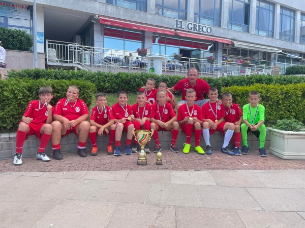 Малките Рози, набор 2012–2013 г., станаха шампиони на шампионите в Златоград